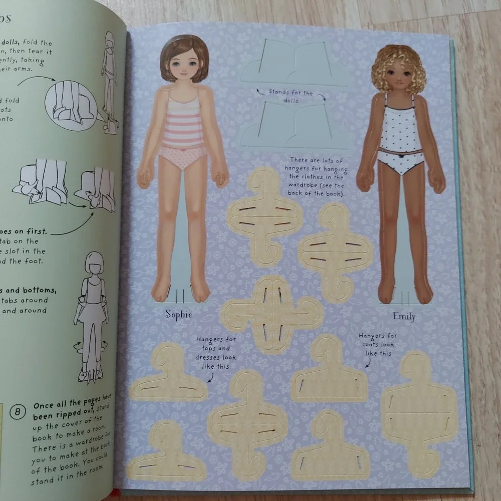 Usborne Press-out Paper Dolls Activity Book Blue Vintage Style 4 Dolls 50 Outfit